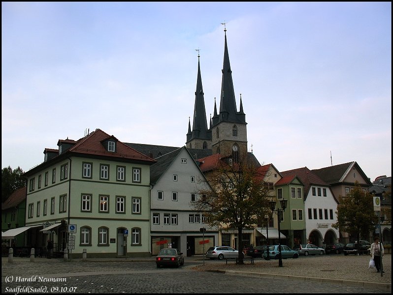 Historischer Marktplatz mit Kirche in Saalfeld, 09.10.07.