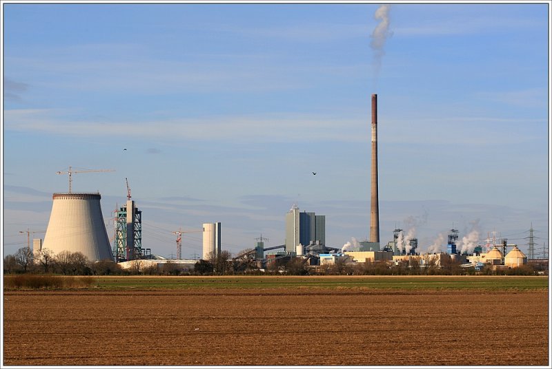 HKW Walsum - Blick auf das Heizkraftwerk und Bergwerk Duisburg Walsum aus Richtung Moers (Rheinauen Binsheim). Foto vom 23.03.08 - Entfernung ca. 2,6 km