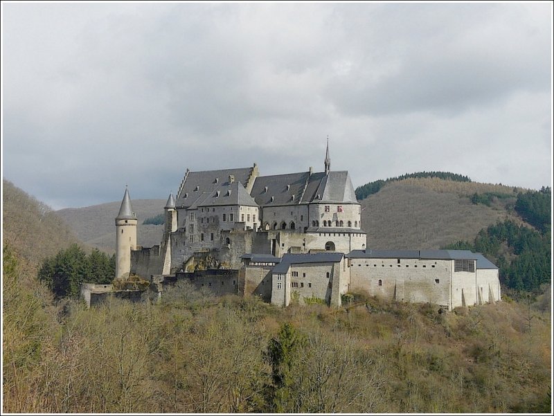 Hoch ber der Stadt Vianden thront die Burg, welche schon im Nibelungenlied genannt ist. Sie ist der ehemalige Sitz der Grafschaft Vianden und die selige Yolanda ist auf dem Schloss geboren. 29.03.09 (Jeanny)