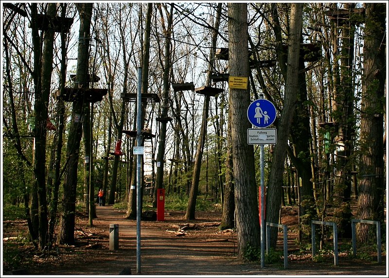 Hochseilgarten Oberhausen (direkt am Gasometer). Witzig finde ich die Schilder - Nummer 1 besagt  Fuweg Stadion, Kaisergarten, Schloss Oberhausen  lt. Nummer 2 ist das Betreten des Grundstcks jedoch verboten... kstlich.