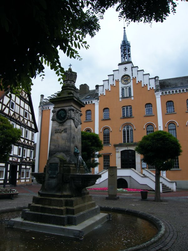 Hofgeismar Rathaus mit Brunnen.