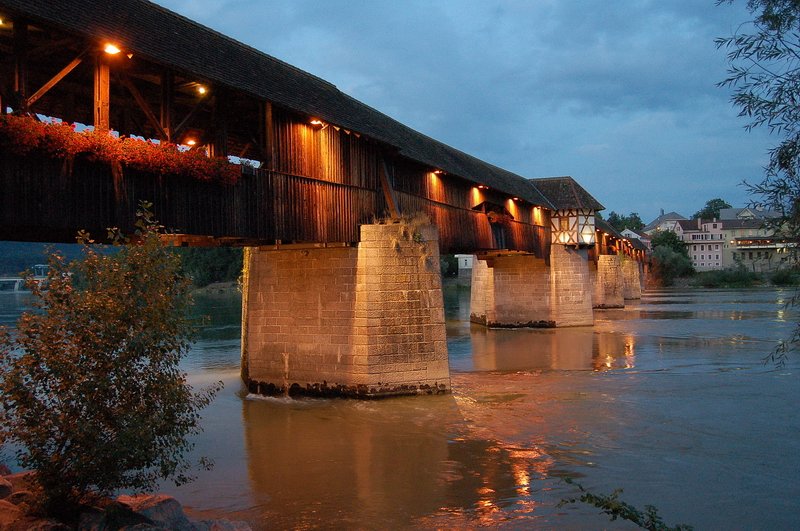 Holzbrcke - Auch beleuchtet bietet die 200m lange Brcke ber den Rhein ein besonderes Schauspiel. 7.8.2006.