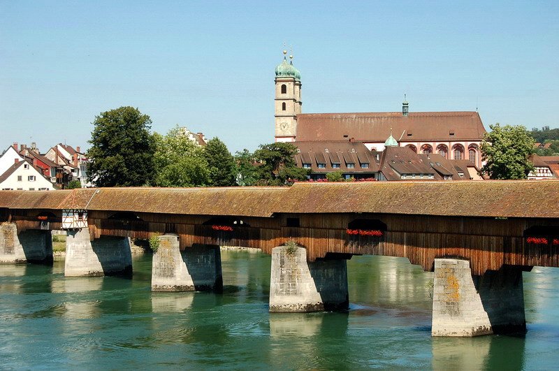 Holzbrcke - Blick von der schweizer Seite auf das Fridolinsmnster mit der 400 Jahre alten Holzbrcke im Vordergrund. 18.7.2006