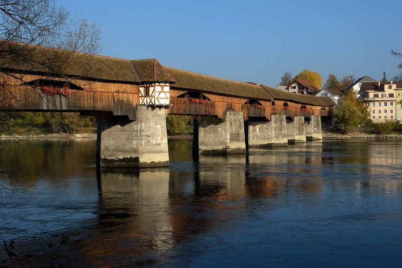 Holzbrcke - Es gibt auch im November noch schne Tage. Im milden Nachmittagslicht bekommen die Farben der alten Rheinbrcke einen warmen Ton. 3.11.2007