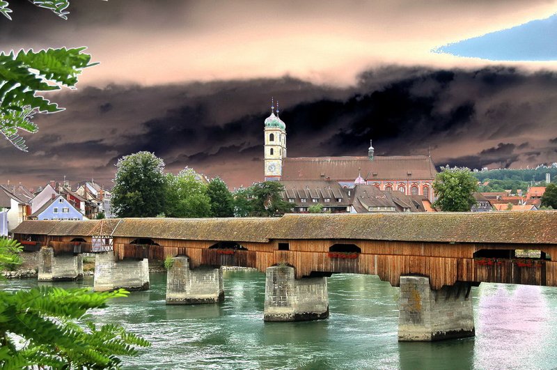 Holzbrücke und Fridolinsmünster - Ein schöner Blick von der schweizer Seite über den Rhein auf die Trompeterstadt. Mit einem Bildprogramm (ACDSee) lassen sich schon tolle Bildverfremdungen zaubern. 2.8.2006