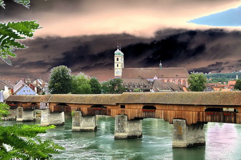 Holzbrcke und Fridolinsmnster - Ein schner Blick von der schweizer Seite ber den Rhein auf die Trompeterstadt. Mit einem Bildprogramm (ACDSee) lassen sich schon tolle Bildverfremdungen zaubern. 2.8.2006