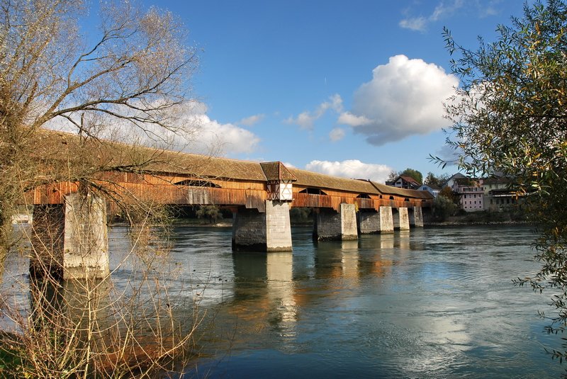 Holzbrcke - Lngste gedeckte Holzbrcke in Europa. Sie verbindet Bad Sckingen mit dem schweizerischen Stein (Kanton Aargau) und war bis 1979 fr den Autoverkehr freigegeben. 1.11.2006