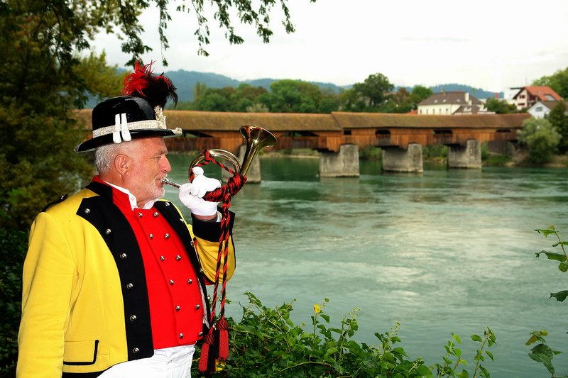 Holzbrcke - Und lustig schmettert sein Horn. Auch Postillion Rieger war, auch wie ich, erstaunt ber das tolle Echo von der schweizer Seite. Verstndlich, denn die Schweizer gaben ja ebenfalls heute die Briefmarken Gemeinschaftsausgabe heraus. Im Hintergrund das Markenmotiv, die 400 Jahre alte Holzbrcke. 4.9.2008