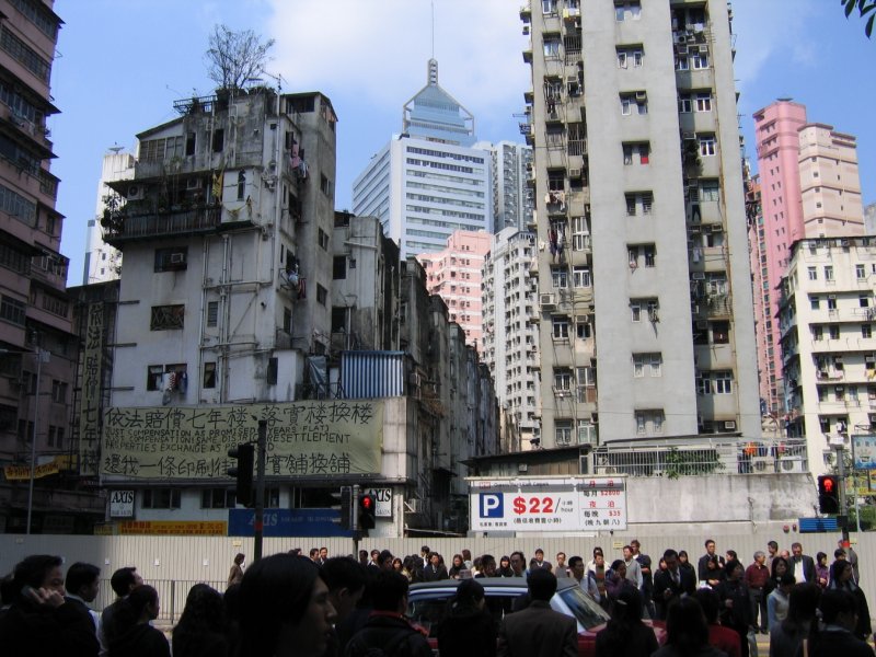 Hong Kong : Abbruchreif mit Baum aus dem Dach wachsend und modern im Kontrast. Proteste gegen den geplanten Abri des 'alten Viertels'. Google Earth zeigt, dass der Protest keinen Erfolg hatte.
Aber ich habe noch Fotos aus der Zeit wo man dort Markt gehalten hat.