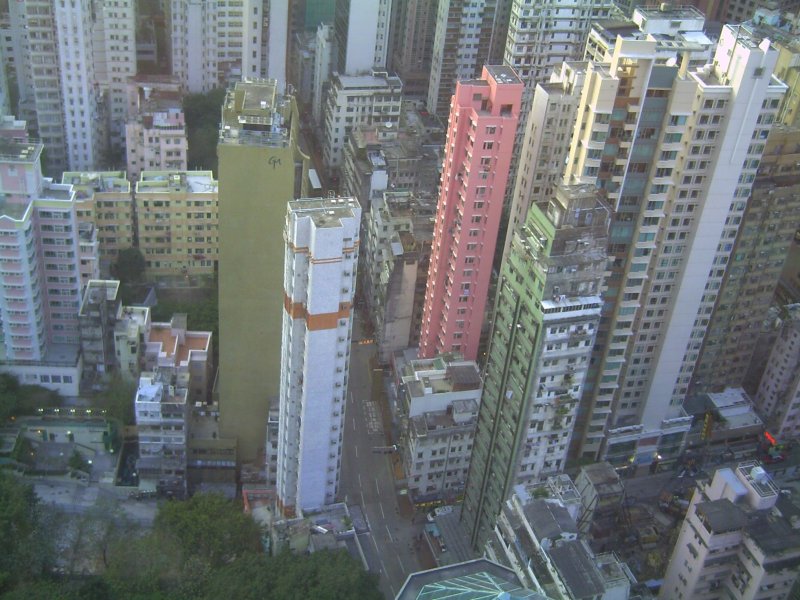 Hong Kong : Blick vom Hopewell Center auf die Queen's Road. Wie Kamine recken sich die Huser empor. Die Huser rechts unten im Bild sind heute abgerissen und dort werden wohl in Krze neue gebude entstehen.