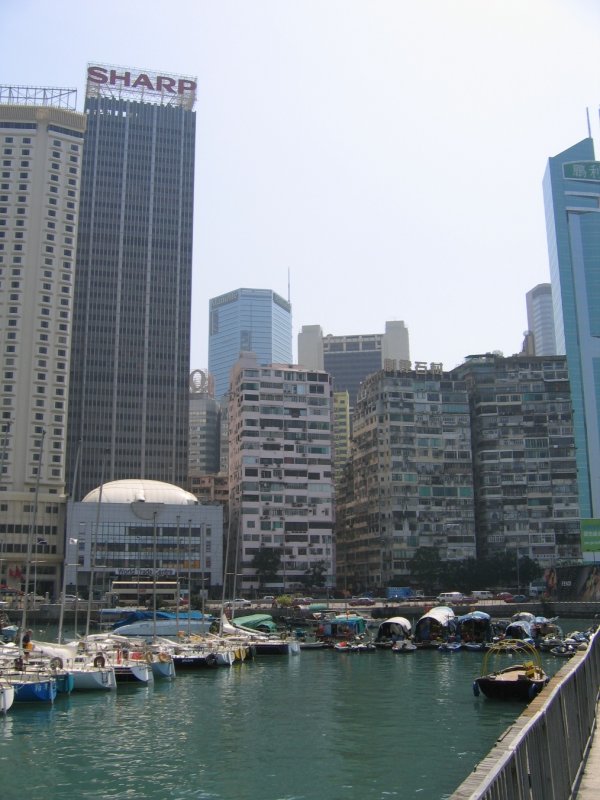 Hong Kong : Blick von der Mole des Yachtclubs auf einen kleinen Anleger. Neben den tollen Yachten haben dort auch traditionelle chinesische Boote festgemacht. Ich glaube, die Menschen leben dort auf den Booten.