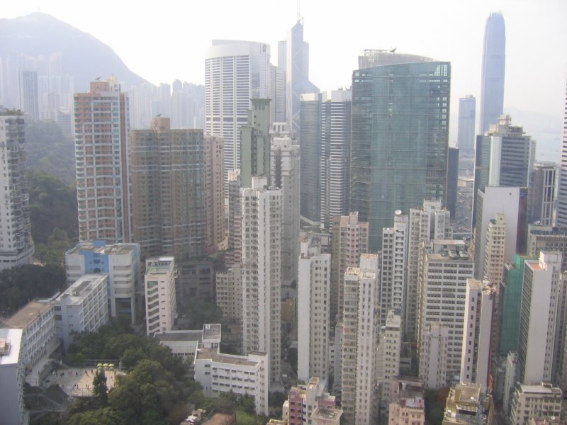 Hong Kong : Der Blick vom Hopewell Center macht es offenkundig, dass man ein Hochhaus auf wenigen Quadratmetern bauaen kann. Wie Nadeln recken sich die Huser nach oben. Hoffentlich funktioniert der Fahrstuhl.....