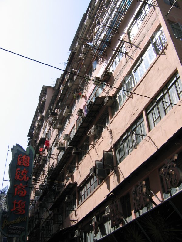 Hong Kong : Ein bedrckender Blick oberhalb der bunten Schaufenster nach oben. Wie gro mgen die Wohnungen wohl sein und wie viele Menschen leben darin? Die Geoposition zeigt, wo die Gebude vor zwei Jahren standen.