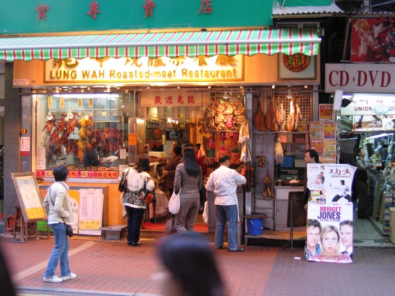 Hong Kong : Ein kleines Restaurant bietet seine Ware dar. Platte Enten, marinierte Hhnchen, Wrste und andere Leckereien in einer Fugngerzone im Umkreis des Times Square Centers. Wo soll man in dem kleinen Raum noch sitzen?  