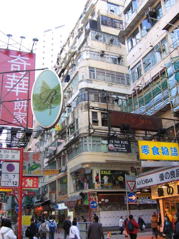 Hong Kong : Eine bunte Mischung von Farben und Treiben an einem im klassischen Stil errichteten Bauwerk in der Nhe der Pak Sha Road.