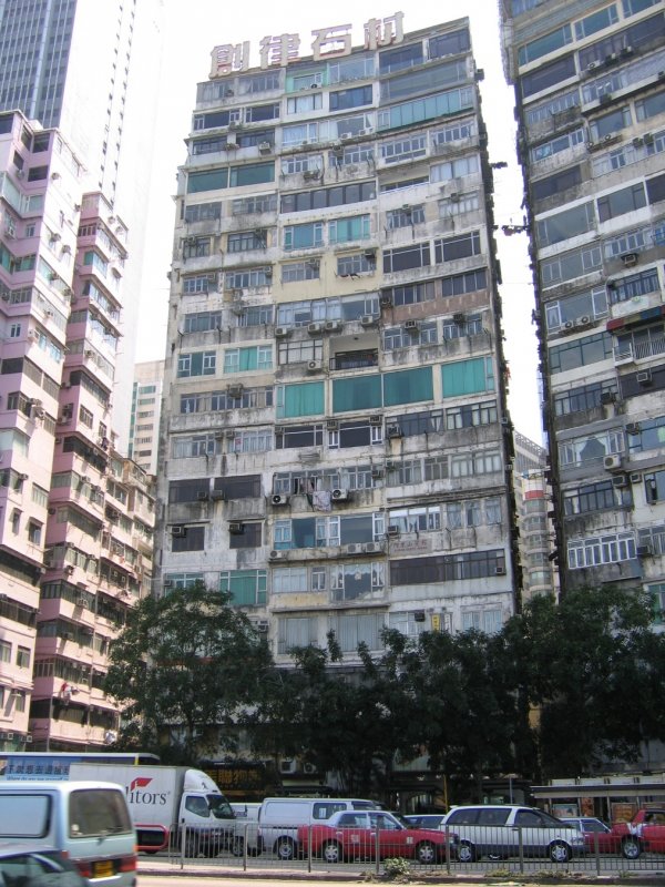 Hong Kong : Eine bunte Harmonie von zusammengewrfelten Fensterformen und Klimagerten in Einklang mit einer bedrckenden Tristesse