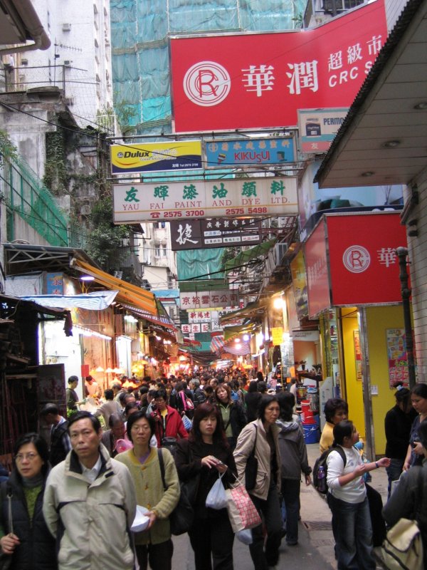 Hong Kong : Geschftiges Treiben im engen 'Einkaufsparadies' bei der Stone Nullah Lane in der Nhe des Hopewell Centers. Der Tag geht zur Neige und das Licht der Schaufenster erhellt die kleine Strasse mit den vielen bunten Verbrauchertips ber den Kpfen der leute.