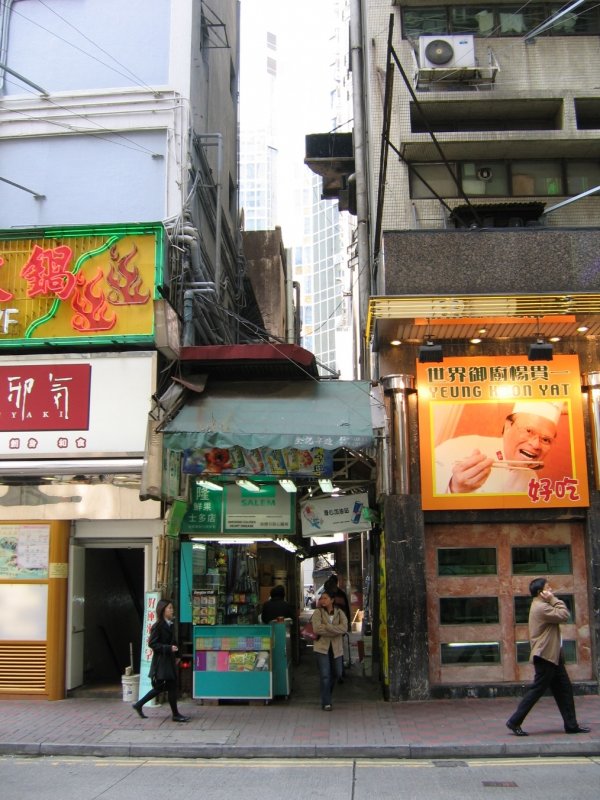Hong Kong : Grosses Idyll und ein kleiner Laden - oder - wie bekomme ich einen Tabaksgeschft in einen Zwischengang zweier Huser optimiert. Das Motiv habe ich n der Nhe der Pak Sha Road gefunden.
