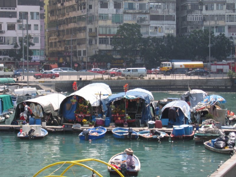 Hong Kong : Idyll der anderen Art im Yachthafen von Hong Kong. Hier wohnen Menschen auf ihren Wohn-Booten in direkter Nachbarschaft zu den Luxusyachten.
Ich frage mich, ob die Bewohner mit Blumen handeln oder ob die Blumen die Wohnungsdekoration des Hausboots ist.