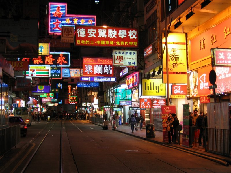 Hong Kong : Selbst in den 'Seitenstrassen' tobt das bunte Licht der Leuchtreklamen und die hell erleuchteten Geschfte werfen ihr Licht auf den Gehsteig in der Nhe des Times Square Center. 