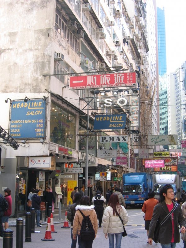 Hong Kong : Strassenszene in einer Nebenstrasse der Nhe des Hopewell Centers. Die Leute tragen dicke Jacken - es ist kalt bei ca. 18 - 20 Grad Celsius. Alles eine Frage der Relativitt....