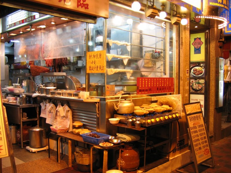Hong Kong : Welch ein kstliches Idyll ist dieses kleine offene Restaurant direkt am Gehweg in der Nhe der Causeway Bay.
Ich denke, es war in der Ho Kwok Lane oder in der Lockhart Rd.