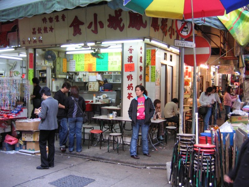 Hong Kong : Welch eine Idylle an dem kleinen offenen Eck-Restaurant in den engen Gassen zwischen dem Hopewell Center und der Hennessy Road an einem Markttag. Was das Prchen wohl bestellen wird? Ein Nudelgericht und Tee?