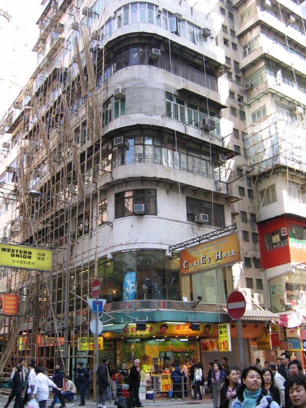 Hong Kong : Welch eine Symphonie in der Nhe der Causeway Bay aus dem geschftigen Treiben, den bunten Lden, dem klassischen Baustil und dem Baugerst aus Bambus. Ob es wohl den Ansprchen einer deutschen Berufsgenossenschaft gengen wrde?