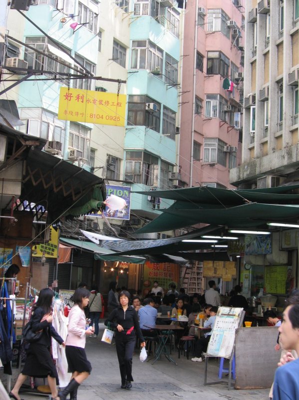 Hong Kong : Zwischen den Huserzeilen findet sich immer noch ein kleines Pltzchen fr ein Restaurant.
