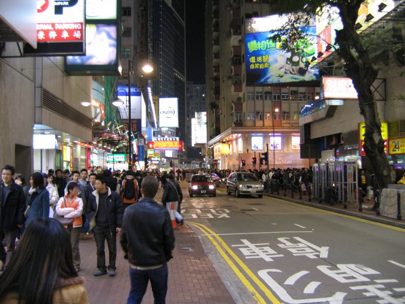 Hong Kong bei Nacht : Geschftiges Treiben im grellen Lichterglanz in der Great George Street Nhe Causeway Bay mit Blick Richtung Queensway.