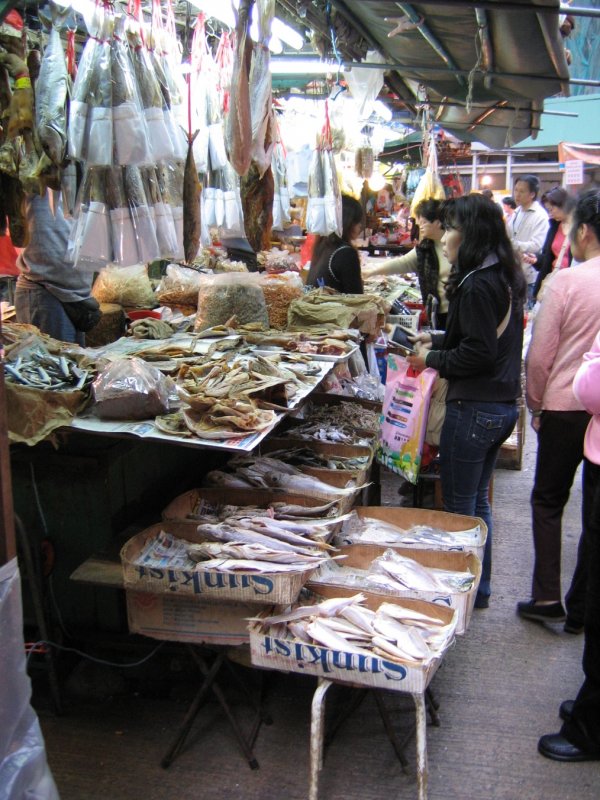 Hong Kong - Szenen auf einem Strassenmarkt zwischen Hopewell Center und Hennessy Rd. Bei der jungen Frau gibt es heute etwas mit Trockenfisch zum Essen. Vielleicht ist das ja auch das Leibgericht ihres Ehemanns? 
