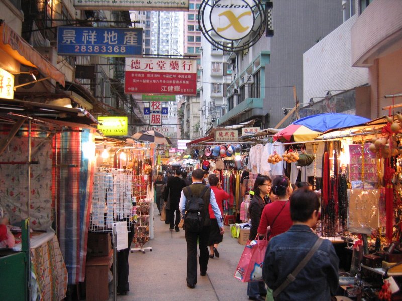 Hong Kong - Szenen auf einem Strassenmarkt zwischen Hopewell Center und Hennessy Rd. Teile des Viertels sind heute bereits abgerissen. Dicht gedrngt stehen die Marktstnde in den engen Gassen und locken die Kunden.