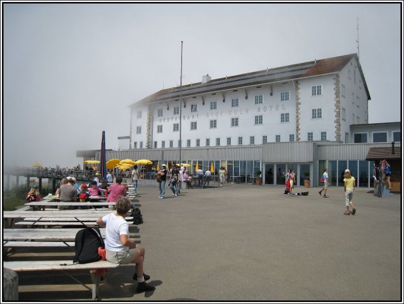 Hotel und Gaststtte auf der Rigi Kulm in der Schweiz. Bemerkenswert: Auf dem Dach des 1875 fertiggestellten Gebudes ist eine Photovoltaikanlage installiert. (20.07.2007)