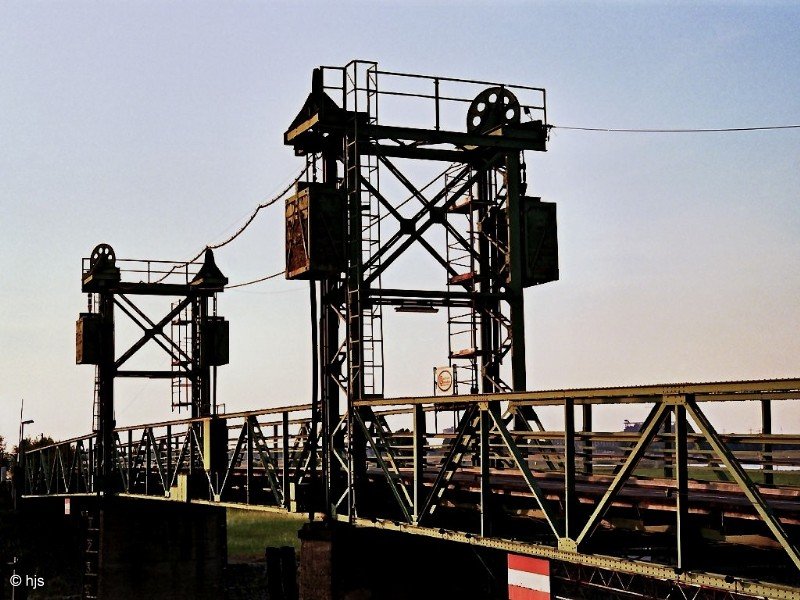 Hubbrücke über die Einfahrt zum Rheinpreußen-Hafen in Duisburg-Homberg in der Abendsonne (19. August 1989)