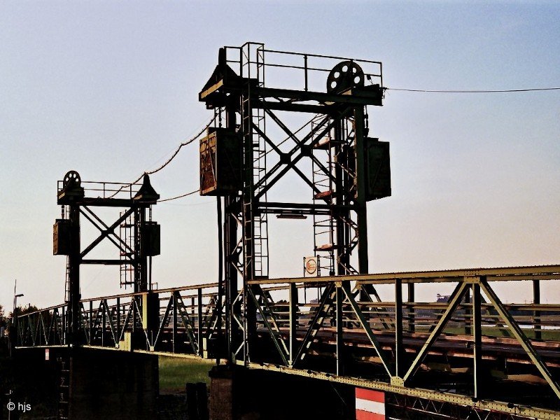 Hubbrcke ber die Einfahrt zum Rheinpreuen-Hafen in Duisburg-Homberg in der Abendsonne (19. August 1989)