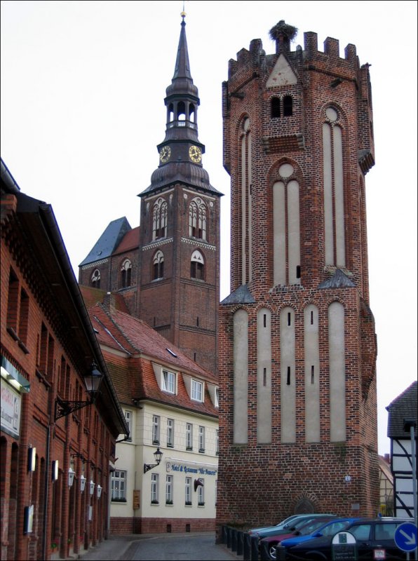 Hhndorfer Tor, 24 m hoher Wehrturm (mit Storchennest), dessen unterer Teil wurde um 1300 errichtet, um 1460/1470 erfolgte der achteckige Aufbau; links daneben der Turm der St. Stephanskirche - Tangermnde, 21.05.2005
