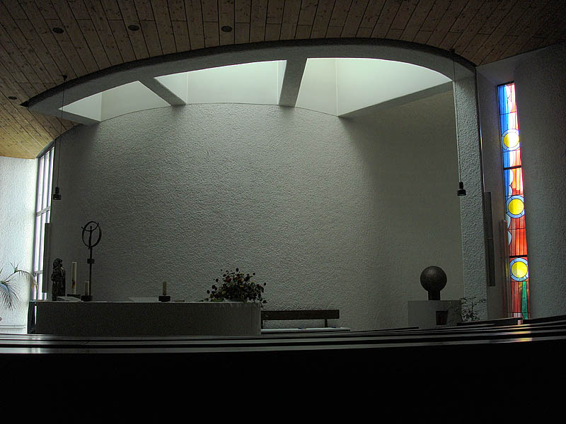 Htten ZH, kath. Kirche von Kurt Federer, 1969, inspiriert vom Werk Le Corbusiers, spter verkleidet. Details: GSK. Innenaufnahme Richtung Chor, 01. Aug. 2009, 17:14