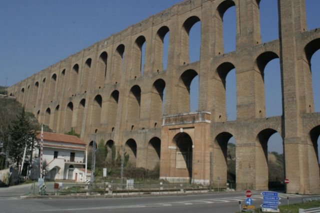 Ich entdeckte des Acquedotto Carolino im Dezember bei meinem letzten Flug von Napoli nach Berlin aus dem Flugzeug. Auf google-earth machte ich es ausfindig und lokalisierte es auf meiner Karte. Am 03.02. und 23.02.2008 habe ich es besichtigt und fotografiert.