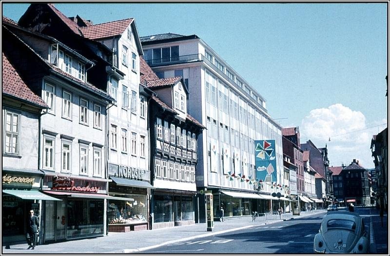 Ich mchte hier mal den Wandel einer der wichtigen Gttinger Innenstadtstraen darstellen, der Groner Strae. Dieses Bild, ein Scan aus dem Dia-Archiv von meinem Vater Alfred Schmidt, stammt wohl aus den 60er Jahren. Der groe Kasten auf der linken Straenseite ist das Kaufhaus Karstadt, das auch heute noch in fast unvernderter Form existiert. Das Fachwerkhaus daneben wurde Ende der 70er Jahren abgerissen, die Balken aber einige Jahre spter zur Verkleidung der Fassade eines Neubaus am Johanniskirchplatz wiederverwendet. Siehe dazu das Bild mit der ID 8351.  