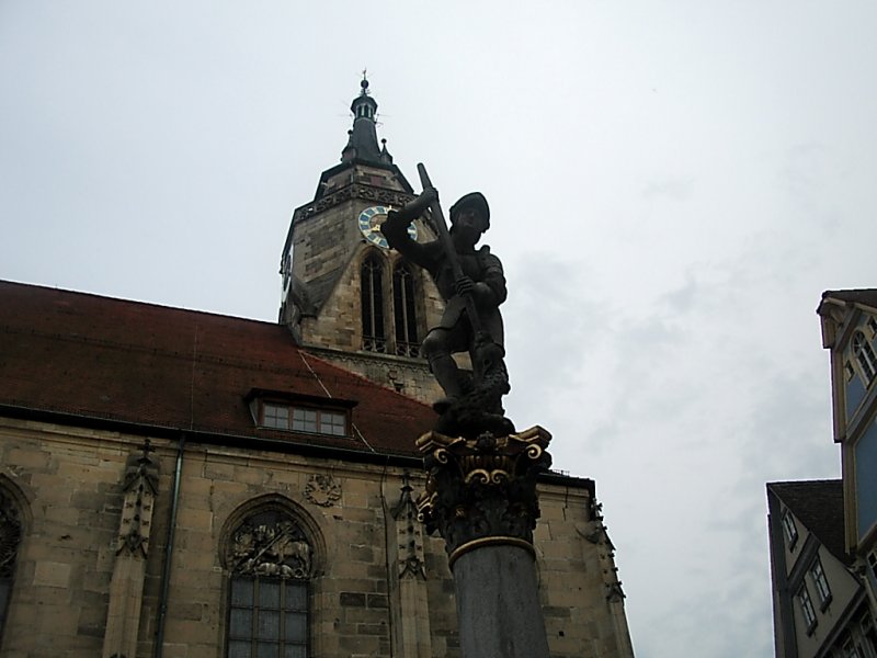 Ich muss gestehen ich weis leider nicht wer der nette Mann auf der Staue ist aber ich fand es einfach einen herrlichen Anblick auf die schne Stiftskirche