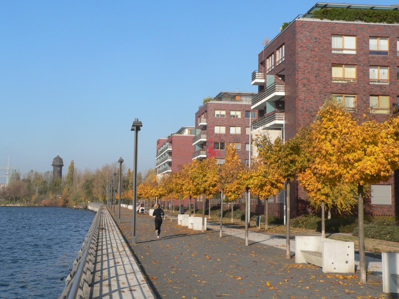 Idyllisches Wohnen am Rummelsburger Ufer in Berlin. Hier in der Gegend spielte krzlich ein Tatort, bei dem marode Bausubstanz nicht zur zu einem bevorstehenden Abriss der Neubauten, sondern - natrlich - auch zu einem Mord fhrte. Glcklicherweise alles nur Fiktion :-) 31.10.2009