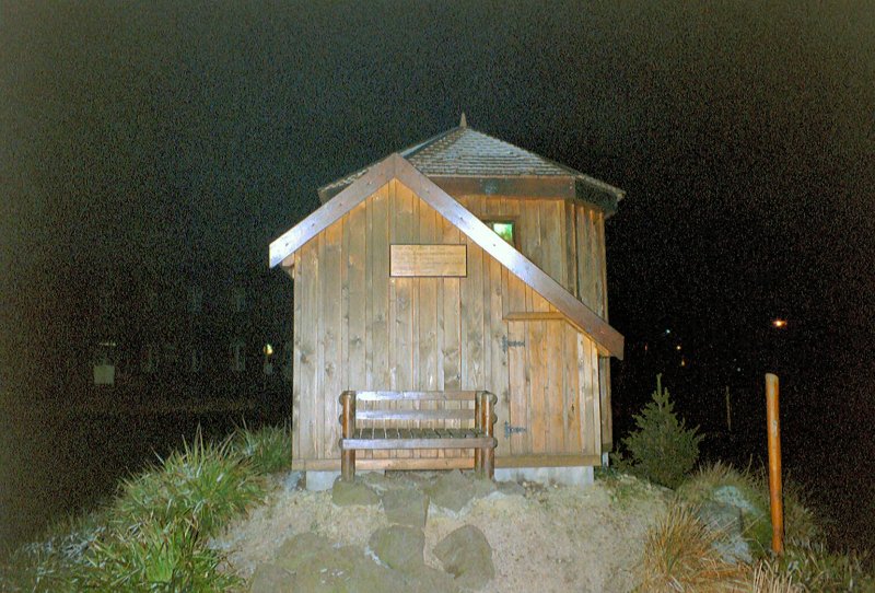 ILMENAU, Modell des Goethehuschens auf dem Kickelhahn am Bahnhof Ilmenau