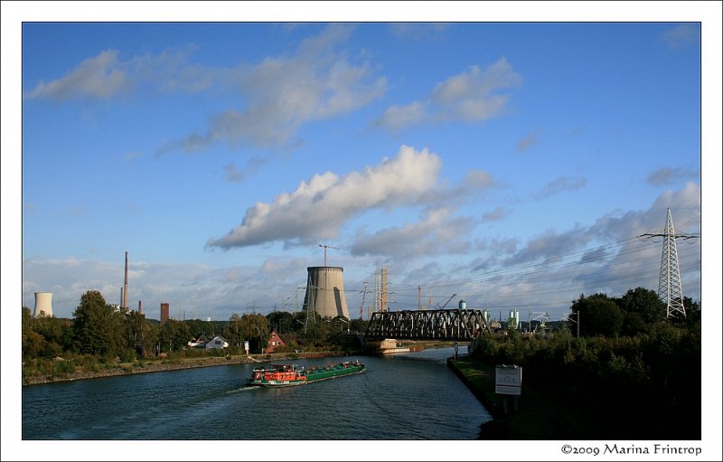 Im Bau - Trianel Kraftwerk Lnen am Datteln-Hamm-Kanal. Der Khlturm am linken Bildrand gehrt zum Steag-Kraftwerk Lnen (jetzt Evonik).