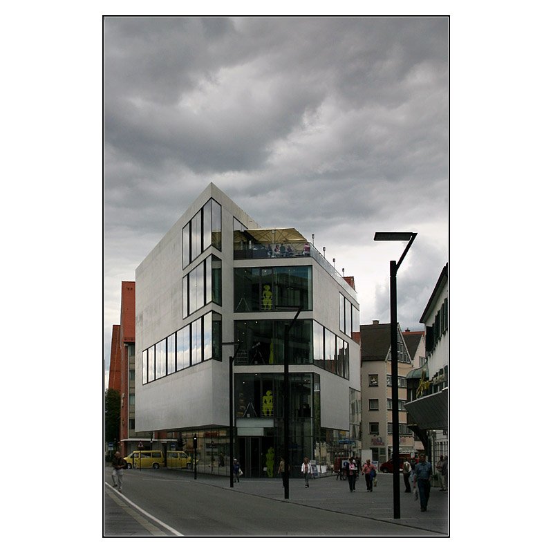 Im Bereich der Neuen Strae in der Ulmer Innenstadt entstanden in den letzten Jahre Neubauten, unter anderem das Kaufhaus Mnstertor von Stephen Braunfels Architekten BDA. 23.6.2007 (Matthias)