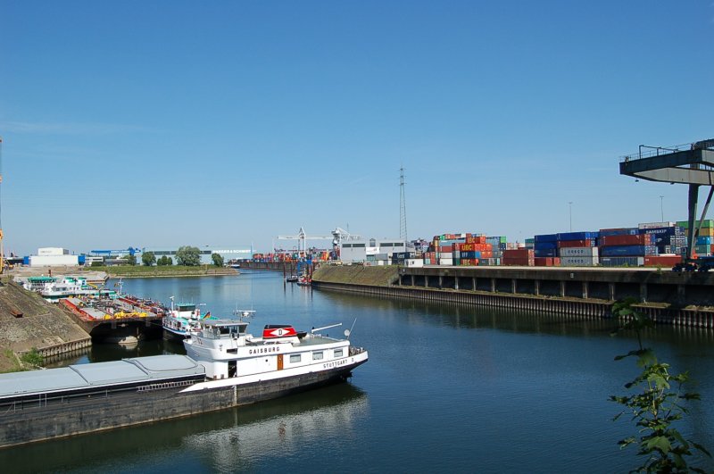 Im Duisburger Hafen warten die Container auf ihren Weitertransport