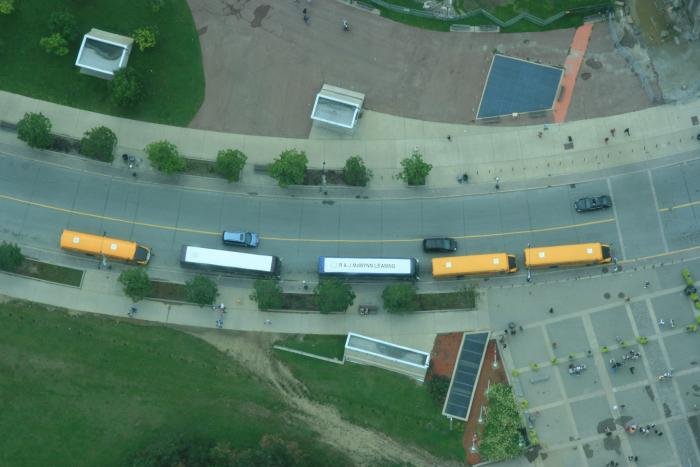 Im Fuboden vom Glasfloor des CN Towers sind Glasscheiben eingebracht. Stellt man sich auf sie, hat man den senkrechten Blick aus 346m Hhe in die Tiefe. Im Lift gibt es die selben Scheiben. Bei einer Geschwindigkeit von 7 m/sek wirkt der Blick in die Tiefe noch atemberaubender.