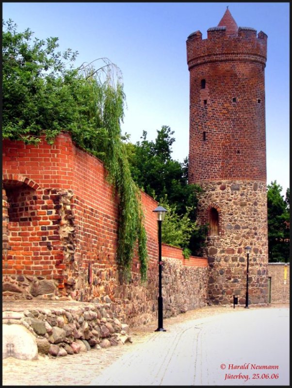 Im gesamten Stadtgebiet der historischen Altstadt von Jterbog findet man Zeugen der Vergangenheit. Hier ein Stadtturm u. Teile der Stadtmauer.