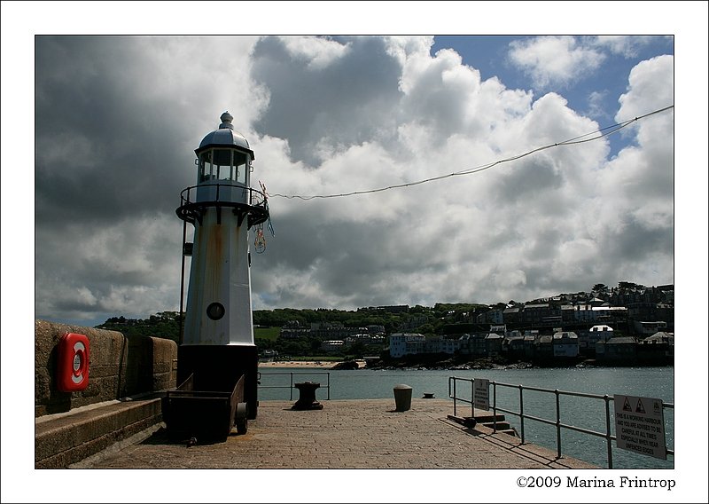 Im Hafen von St. Ives - Leuchtturm am Ende des Piers, Cornwall UK