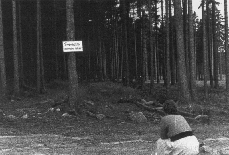 Im Harz, einige Jahre vor dem Mauerbau:  Zonengrenze - Betreten verboten!  Rechts im Bild sitzt meine Oma. Foto von Wolfgang Kuckenburg, meinem Opa.