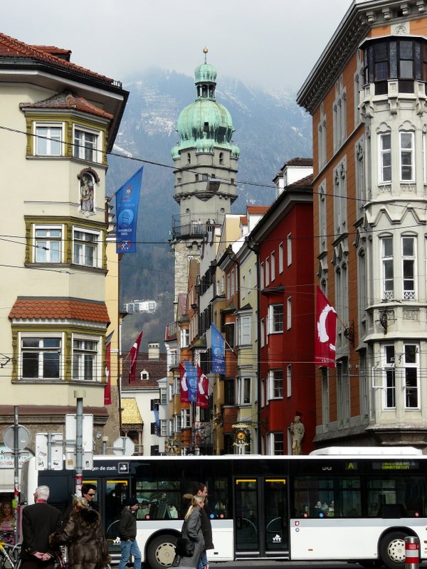 Im Hintergrund dieser Seitenstrae sieht man den Stadtturm von Innsbruck. 08.03.08